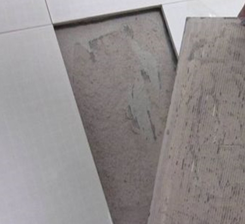 惠水瓷砖空鼓维修公司分享瓷砖铺贴时如果打浆（即涂抹在瓷砖背面和基层上的砂浆或瓷砖胶）过少，会带来以下问题